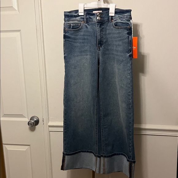 sofia by sofia vergara Denim - NWT Sofia Vergara Margot Wide Leg Cropped Cuffed Denim Mid Wash Blue - Size 6